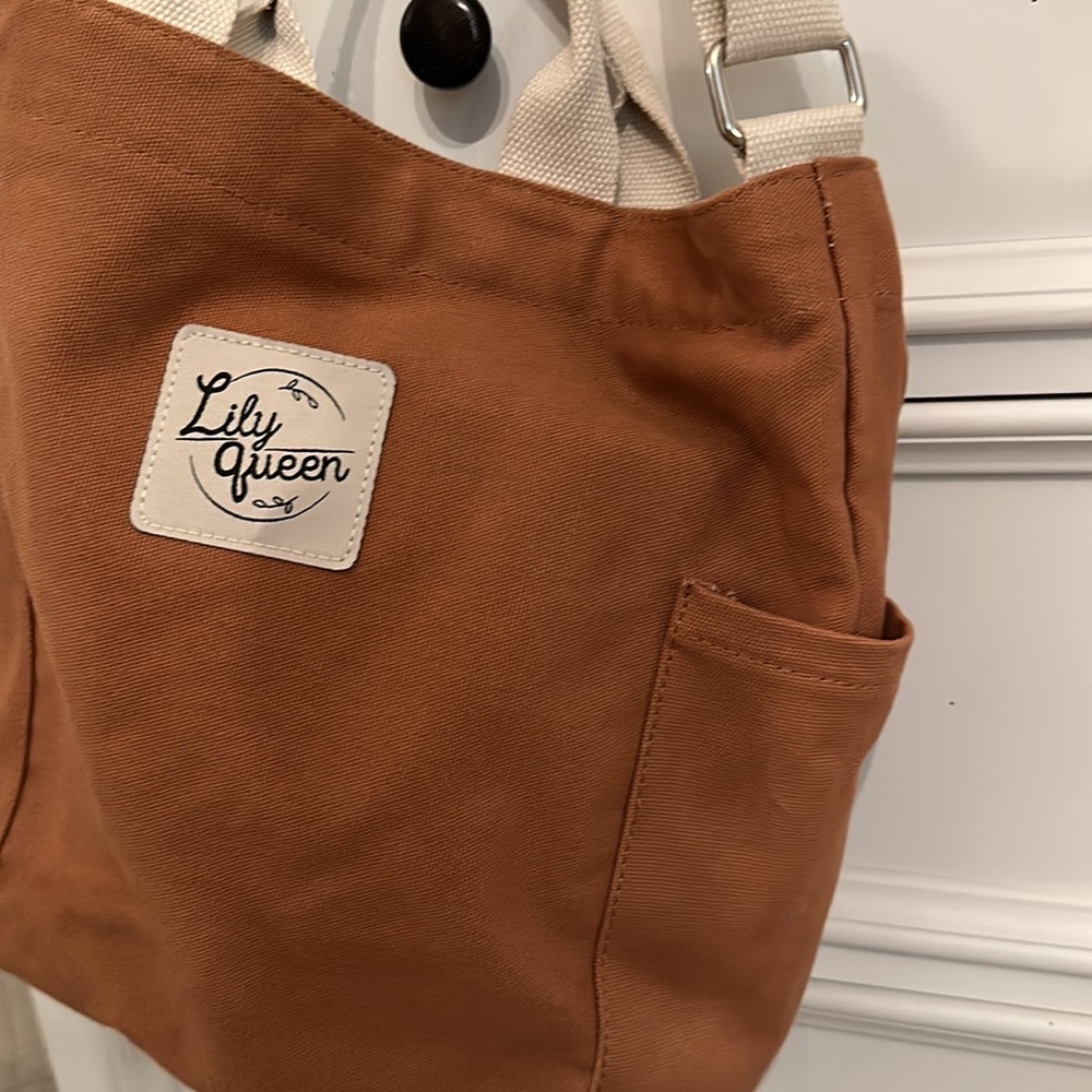 Tan crossbody bag with two exterior side pockets and one pocket inside. - Picture 2 of 4